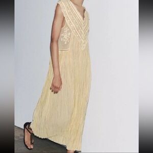 Zara Zw Collection Embroidered Dress Size : Medium 
 Cream Sleeveless Dress